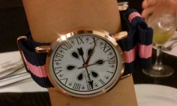 Medallas de oro plata Reloj del Camino de Santiago con Caja Oro Rosa de 38mm NATO Azul-Rosa-Azul Venta on line de Relojes y Medallas religiosas Reloj del Camino de Oro Rosa y 38mm de diámetro en muñeca de mujer