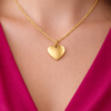 Colgante_Chapa_lisaCorazon-16x15_oro_brillo_sobre-escote
