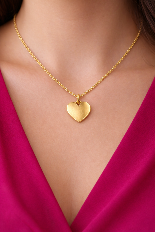 Colgante_Chapa_lisaCorazon-16x15_oro_brillo_sobre-escote