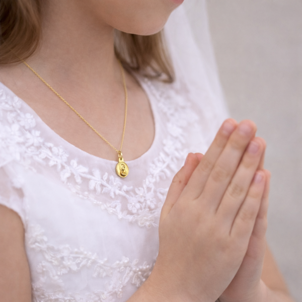 Medalla-Virgen-Nina-Velo-15mm-Oro-Filo-Rebajado-Rezando