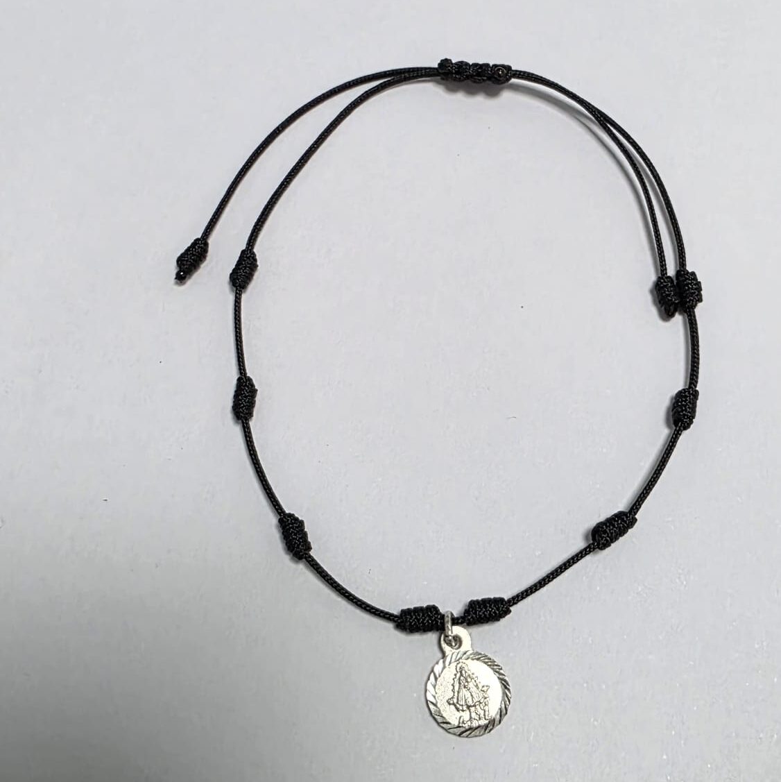 Pulsera de nudos color Negro con medallita de la Virgen de Cortes
