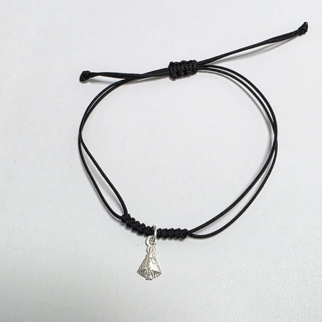 Pulsera de macramé color Negro con medallita de la Virgen de Covadonga