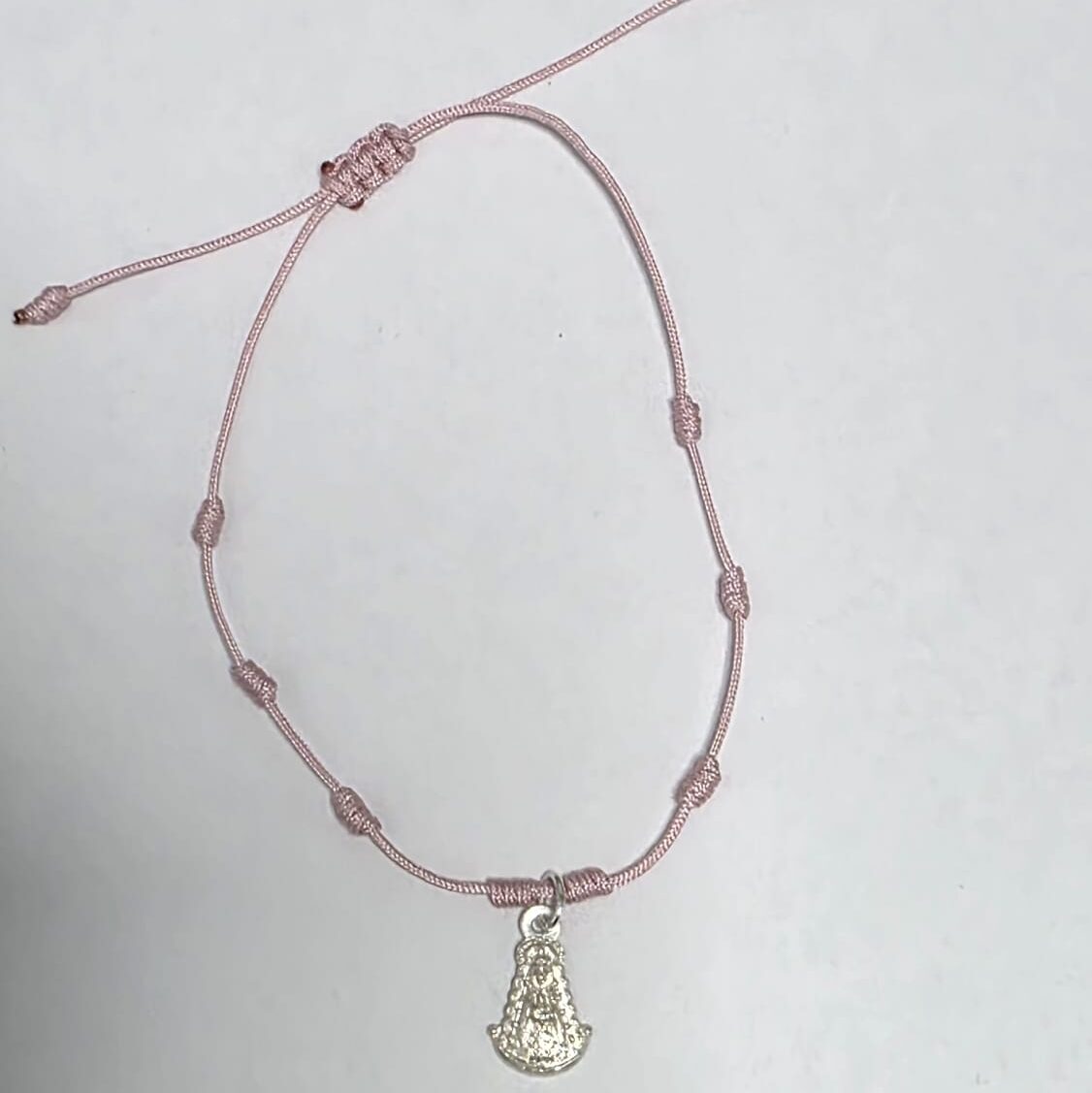 Pulsera de nudos color Rosa claro con medallita de la Virgen del Rocío de Plata
