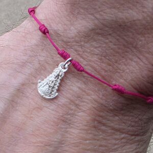 Pulsera-nudos-macrame-rosa-oscuro-Virgen-del-rocio-Plata
