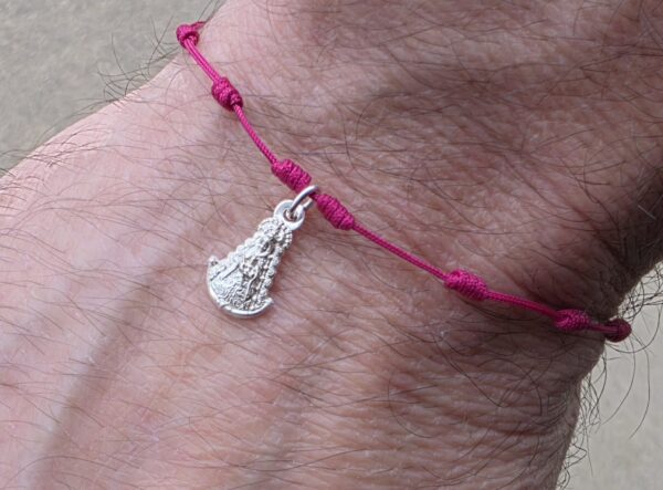 Pulsera-nudos-macrame-rosa-oscuro-Virgen-del-rocio-Plata