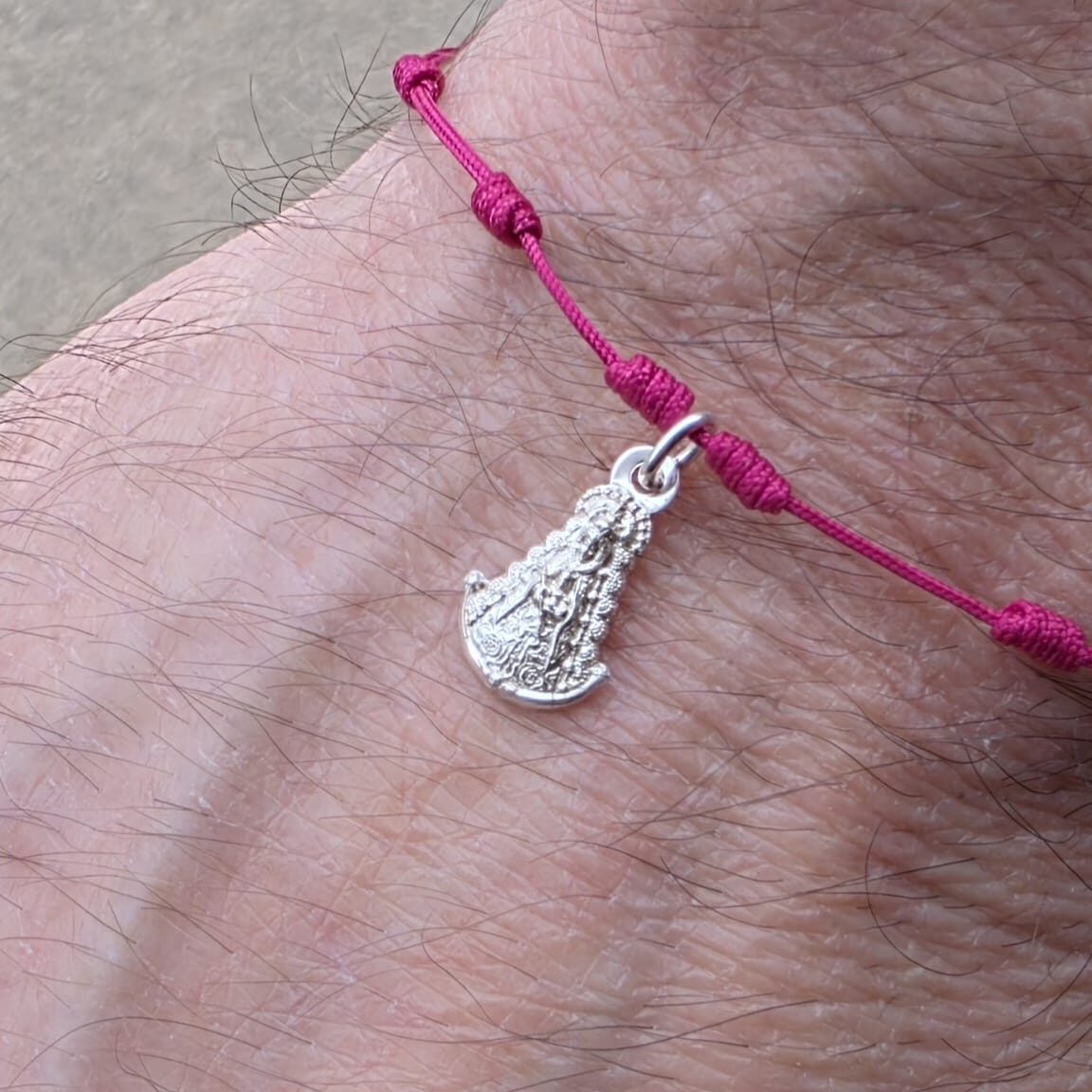 Pulsera de nudos color Rosa Oscuro con medallita de la Virgen del Rocío de Plata